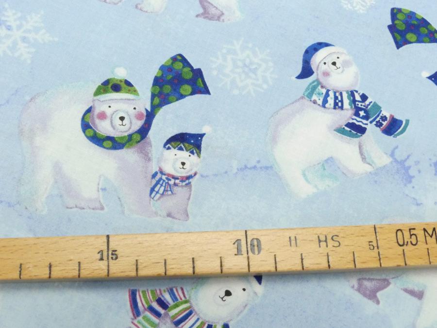 Patchworkstoff Clothworks Snowville Eisbären auf hellblau Detailansicht
